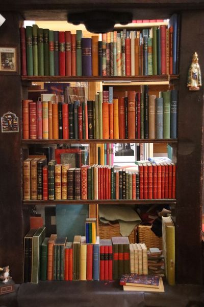 une vieille presse reconvertie en étagères - La Clarté. Perros-Guirec