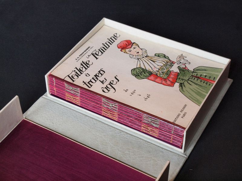 P.J.Prod’homme, la toilette féminine à travers les âges (Edition Nilsson)  - Boîte en couverture buffle Oregon, couture sur onglets en fils apparents.
