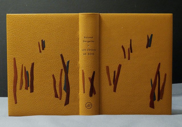 Roland Dorgelès - Les croix de bois - Plein buffle savane. Mosaïque de cuir symbolisant les tranchées. Dorure à l'or de Stephane Gangloff.